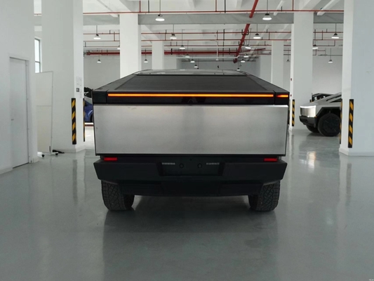 Ασημένιο Tesla Cyber Off-Road Pickup με όλο το ατσάλινο σώμα και 180 Km / h Max ταχύτητα