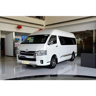 Το Toyota Haishi 13 θέσεων Μικρό λεωφορείο Ο απόλυτος σύντροφος ταξί με σκούρο εσωτερικό χρώμα