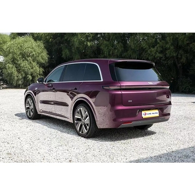 Το άνετο plug-in υβριδικό SUV του Λι Λ8 με πανοραμική οροφή και 6 θέσεις.