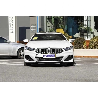 BMW 840i 2023 υψηλής απόδοσης με τέσσερις πόρτες και ηλεκτρικό πίσω παράθυρο