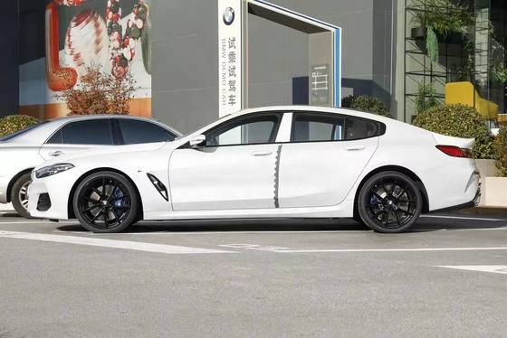 BMW 840i 2023 υψηλής απόδοσης με τέσσερις πόρτες και ηλεκτρικό πίσω παράθυρο